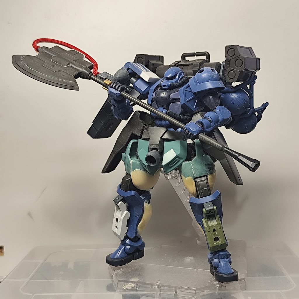 第二段階。ディランザの腰回りを移植、プロポーション調整のためパテを盛り始めました。アックスもディランザのものを改造