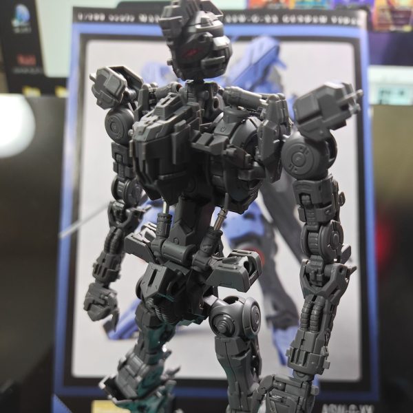 発売すると知ってから絶対に作りたい、内部フレーム塗りたいと思うも、どこに行っても売り切れ…もう見つけたらそん時でいいやとか諦め半分秋葉原彷徨いてたら発見して即購入したヴィダール。最近は在庫有るところもありますね。楽しく内部フレームを塗っております。全体にシルバー塗りつけて、焼鉄色を被せてあります。これだけで結構重厚感出て良き。あとはパイプと関節をファインゴールド。シリンダー受けを銅で塗ってみました。もうちょっと手を入れたいなと思うも外装つけたら大部分隠れるんだよなぁ…（1枚目）