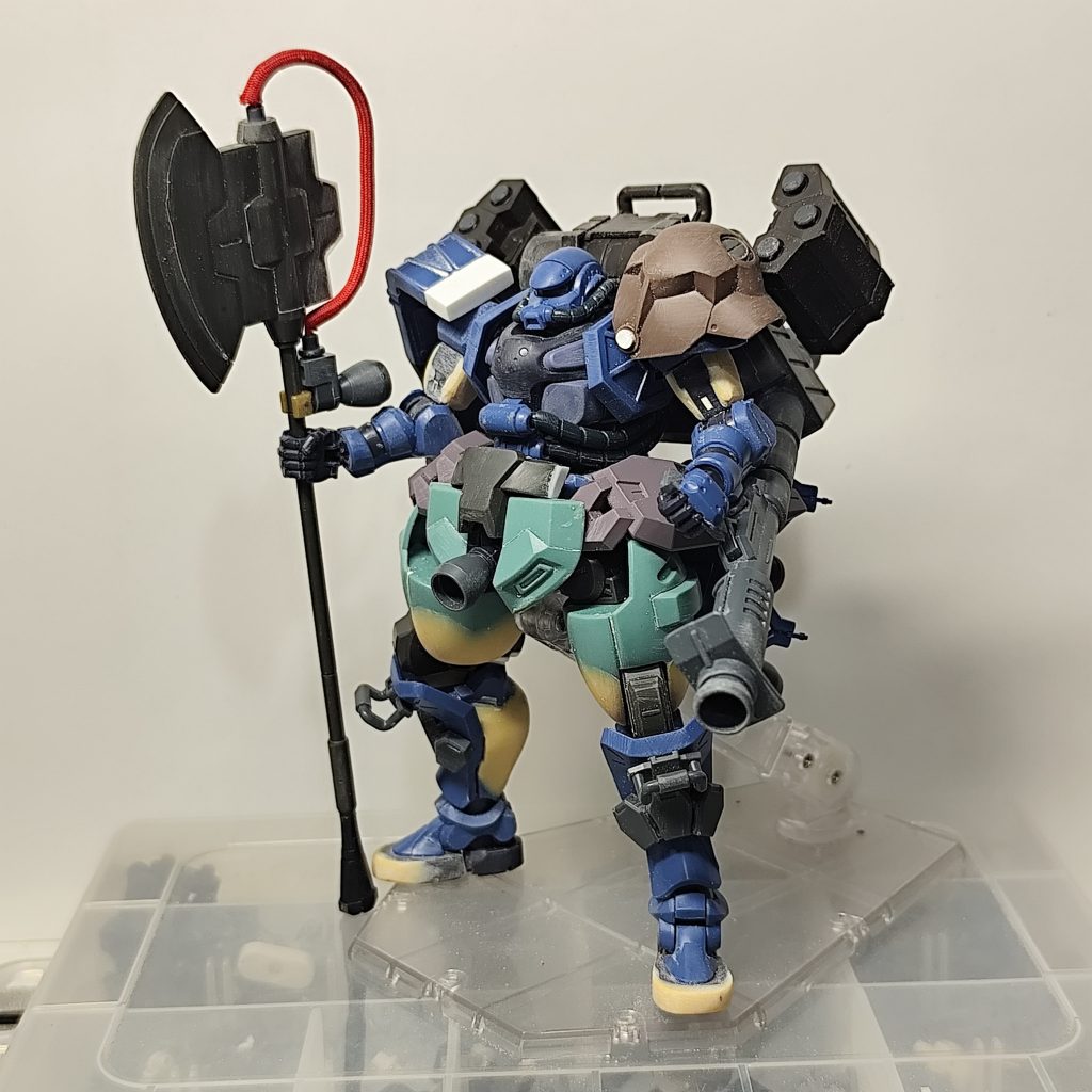 第三段階。サイドアーマーが野暮ったかったのでガンヴォルヴァのものを移植。左肩の小ささが目立ったので30MFウォーリアーのものを移植。二の腕が細いと感じたのでここも盛り盛り。おおよその構成が固まってきました。