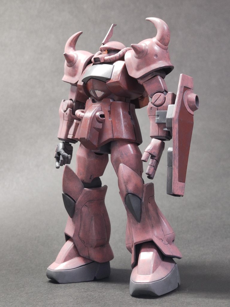 制作途中、これしか撮ってなかった。1色目だけ終わったところ。左の動力パイプがないのは、以前の塗装をマジックリンで剥してるときに、腰横のジョイントと前半分の動力パイプをシンクのディスポーザーの中に(たぶん)落として紛失したからです。そんな訳で、ここまでの写真で2mmアルミ線 + 輪切り3mmプラパイプ で自作してあるのに気付いてない人が居ればヨシとします。あらためて見るとパイプ幅とか隙間違いますけどね。イエローサブマリンさん、プラパイプ(プラ棒)1本バラ売りしてくれてるの助かります。