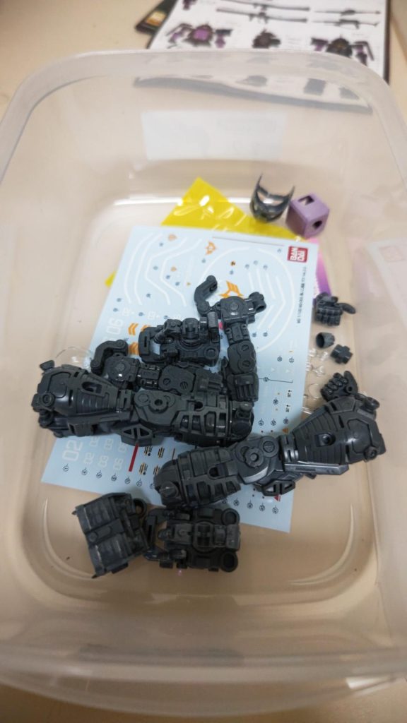 組み立て開始1日目両脚と両腕とバーニア💦他