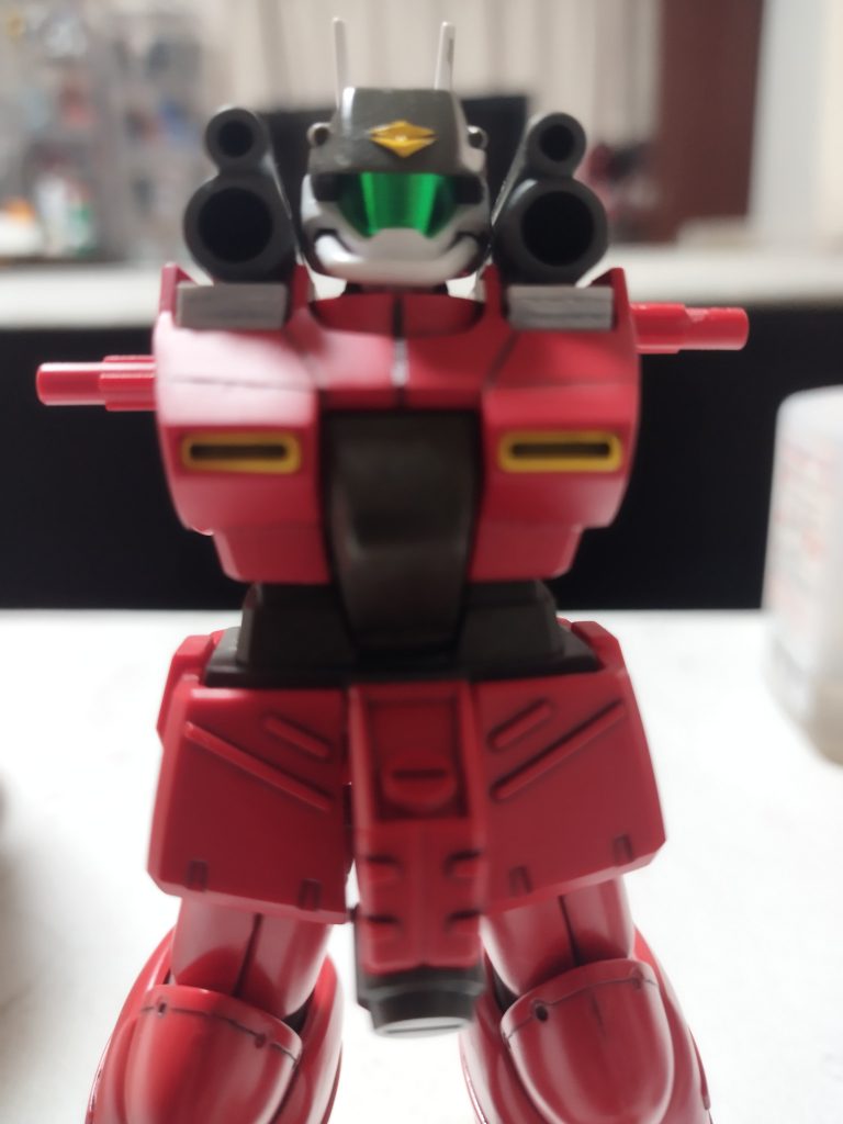 肩の位置を3ミリ上方へ。それに伴い首回りも3ミリ延長しました。（ 左が改修前）お腹周りも2ミリ延長しています。