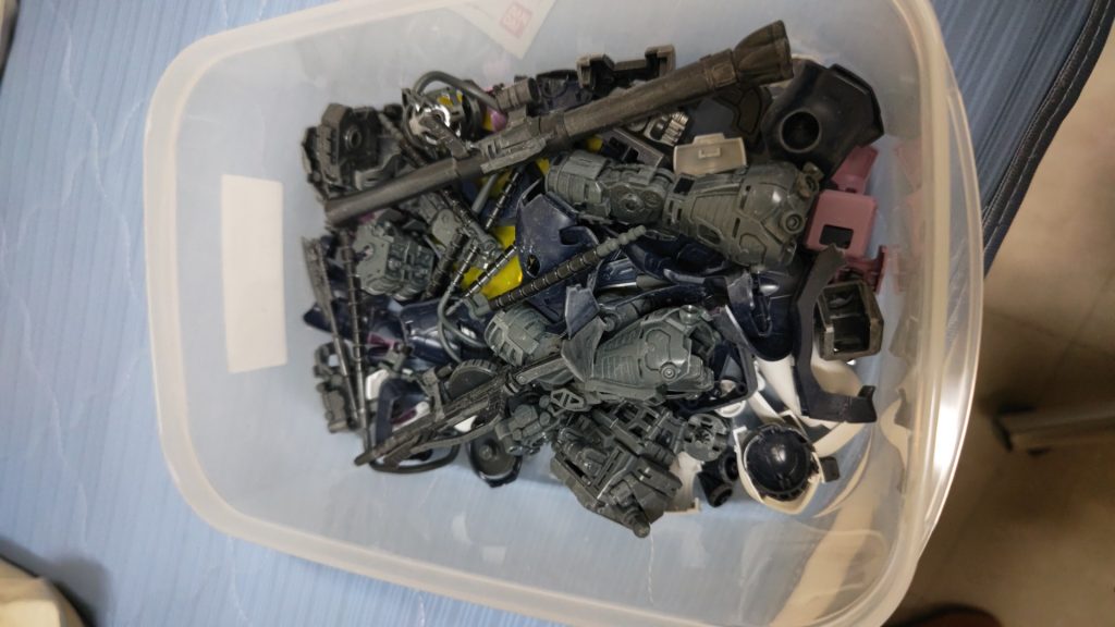 3日目、残りの装甲(黒いところと武装)仮組せずに塗装前状態にもはや組み立て暗記状態💦