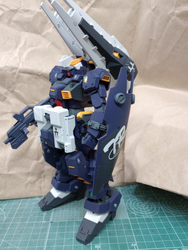 隠し腕付きフロントアーマーも再現。隠し腕は展開します。