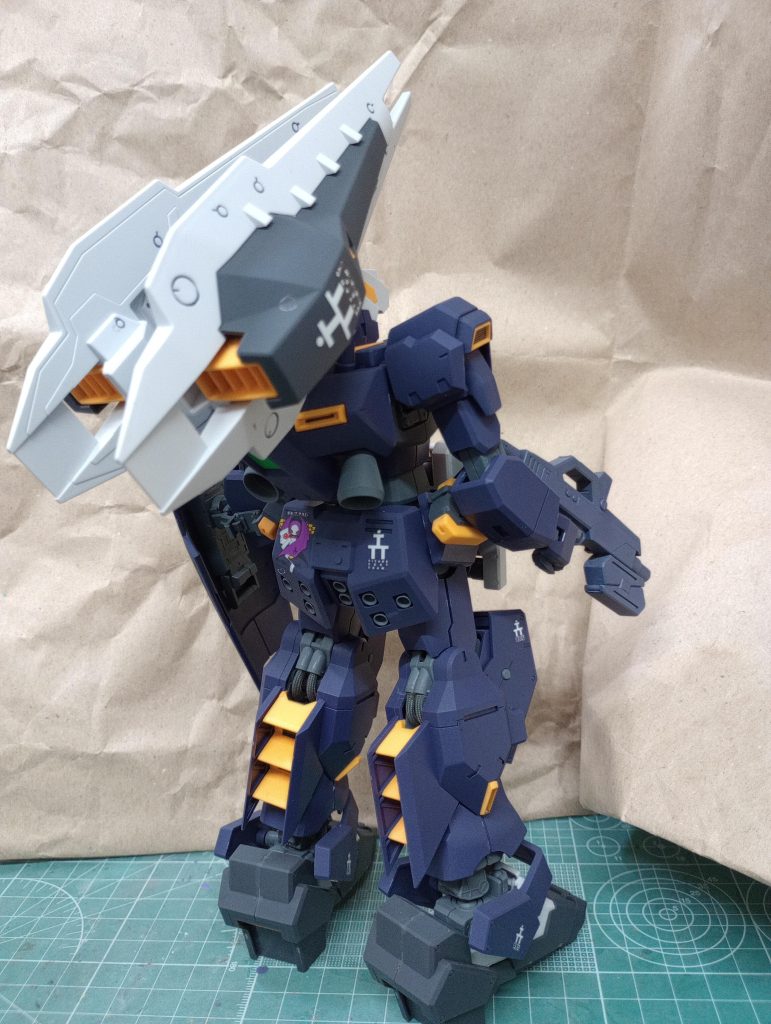 特徴的なシールド・ブースターを２枚装備。