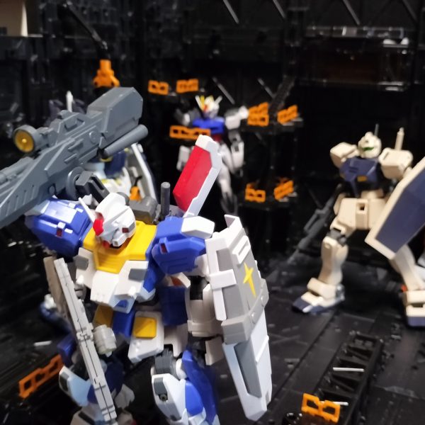 いろんな組み合わせが楽しめるディスプレイベース。今回は地球圏で作戦行動する艦船の格納庫から繋がるカタパルトデッキをイメージしてみました。両脇の整備デッキからそれぞれに真ん中のカタパルトに歩いて移動し、順次射出のイメージです。キャストは昔次男が作っていた素組みさんたち、です。カタパルト横には巻き込み事故防止にガードレールをを付けていますが、無重力下だと意味ないでしょうね。（2枚目）