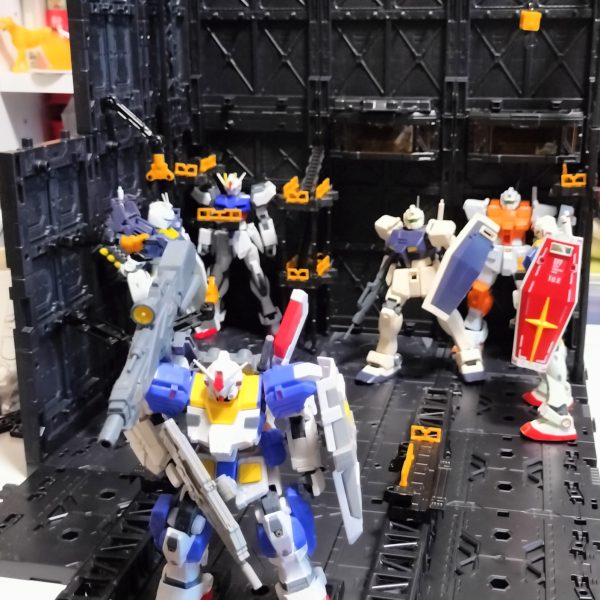 いろんな組み合わせが楽しめるディスプレイベース。今回は地球圏で作戦行動する艦船の格納庫から繋がるカタパルトデッキをイメージしてみました。両脇の整備デッキからそれぞれに真ん中のカタパルトに歩いて移動し、順次射出のイメージです。キャストは昔次男が作っていた素組みさんたち、です。カタパルト横には巻き込み事故防止にガードレールをを付けていますが、無重力下だと意味ないでしょうね。（3枚目）