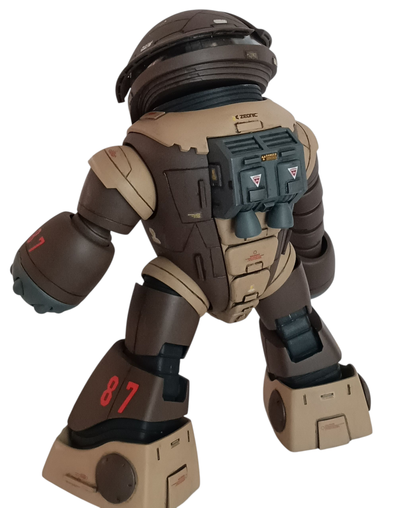 後ろ。各所にスジボリ追加。プラ板、プラ棒にてディテール追加。