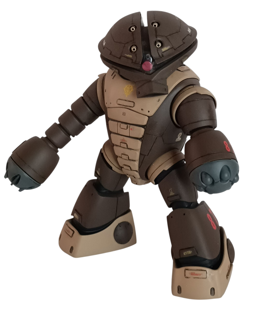 正面。各所にスジボリ追加。プラ板によるディテール追加。定番の胸板を厚くする工作を行っています。頭部バルカンは、好みで、色をゴールドに変更しました。