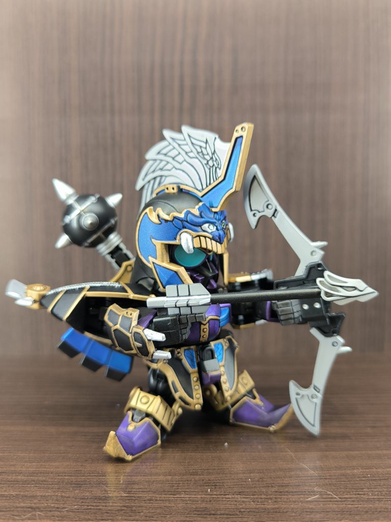 鎚を後ろにマウントし弓形態で打つポーズ