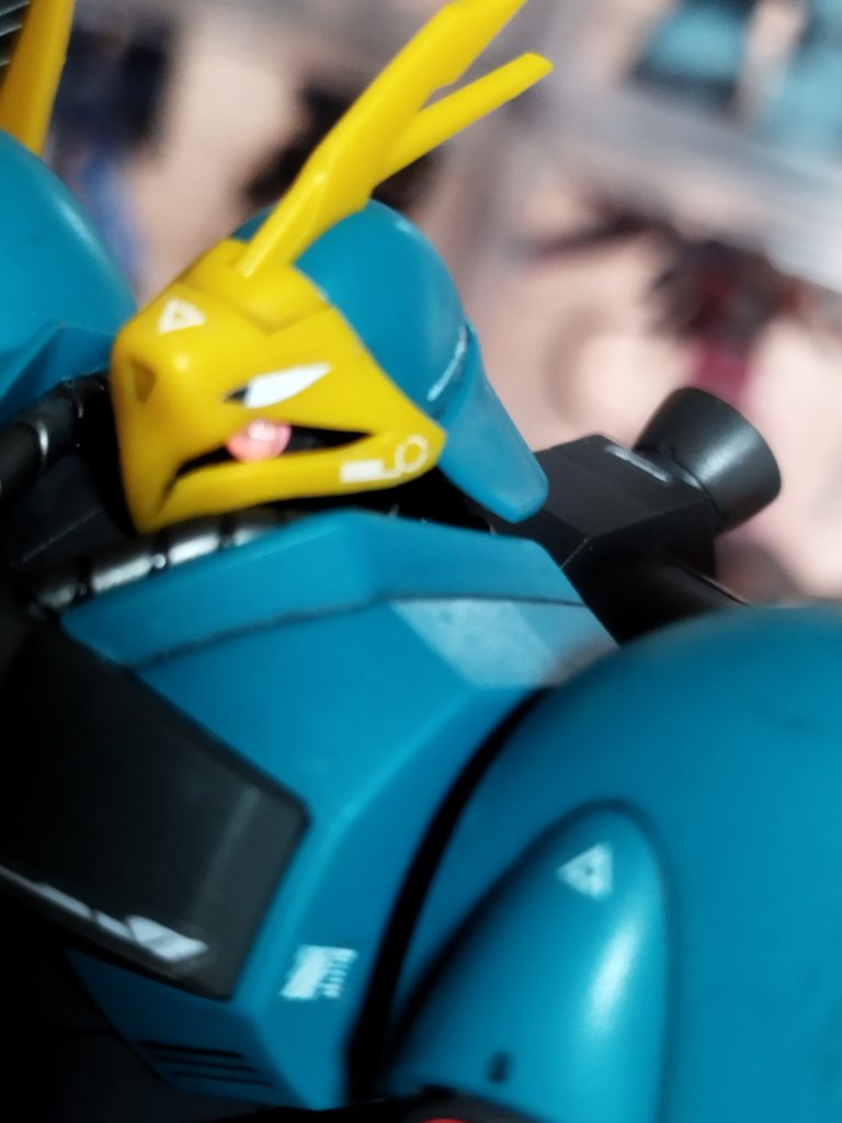 モノアイはエイチアイズの2ミリを貼り付けてます。