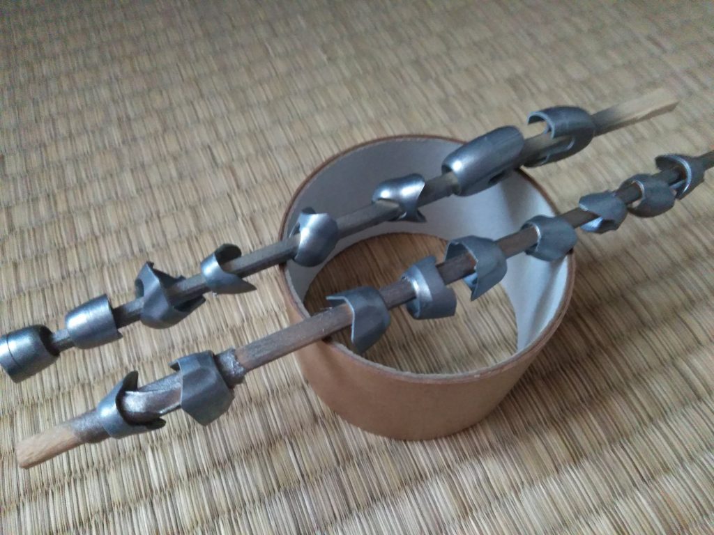 手足の蛇腹部分はパーツ数が多いうえ持ち手部分がなくやっかい。これは割り箸に水性ボンドを薄めて塗り筒状のパーツの内側に貼り付けた状態。自称