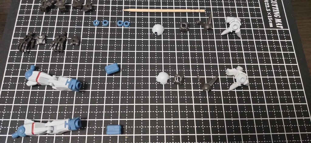 ある程度バラバラにして塗りました!爪楊枝を出してるのは、殆どのパーツに対して爪楊枝塗装をしたからです(gundam-kao2)ジークアクスを組んでいる時に思ったのですが、何かパーツが小さく無いですか?あれ?私はミニチュアに塗装してるんだっけ?と思うほどに小さい…(gundam-kao4)