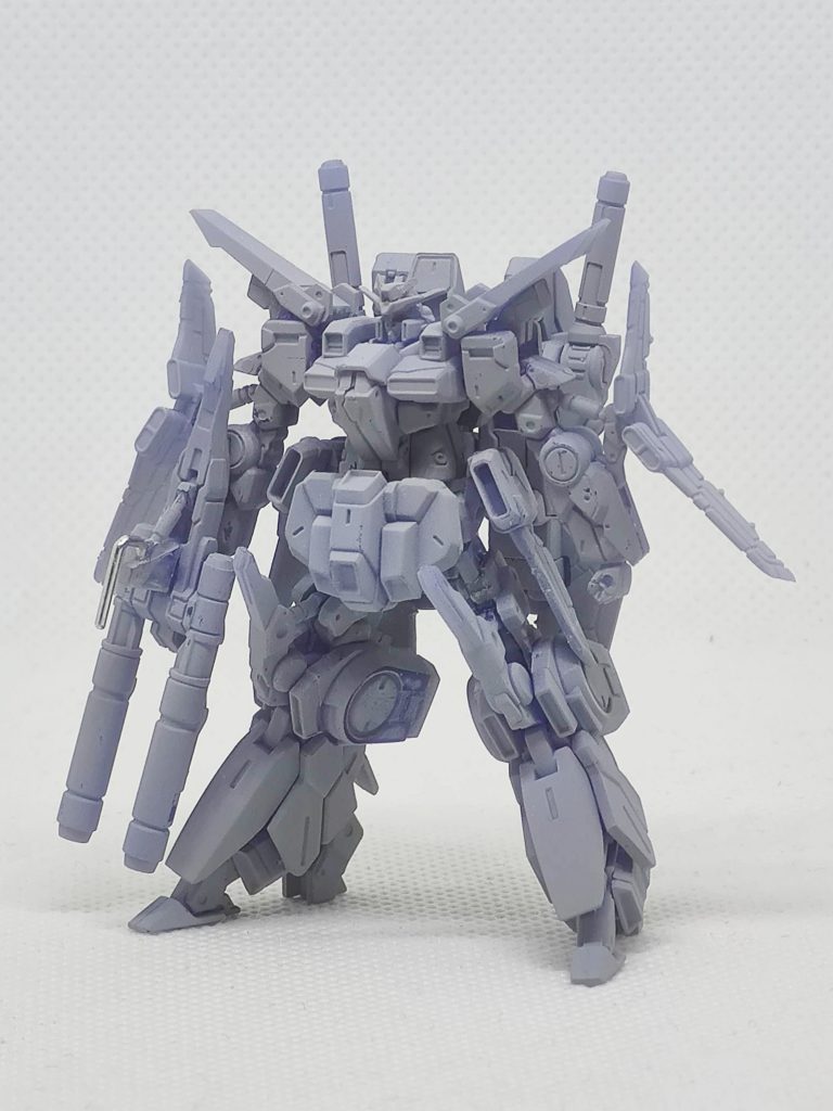 キットのフォルムが何かゴツイ塊り感があったので、ちょっと改造。脚部の付け根を2mmくらい延長、前部腰アーマーを合わせてちょっと下げてます。あと、肩上部アーマーを斜めにしてます。