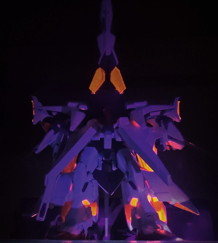 劇中の降下してくるシーンを再現しました。実はこれが一番やりたかったんですよね。画像はパチ組みの時に確認のために撮ったものです。