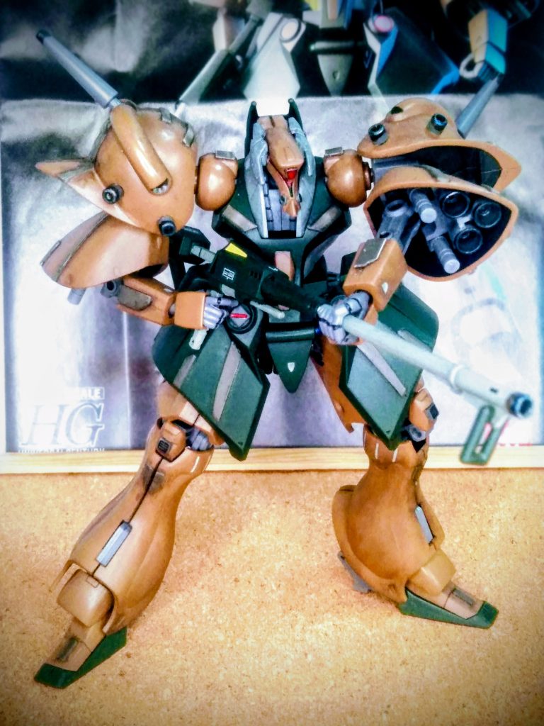 メインウェポンの名称は『フェダーイン・ライフル』🤔この『フェダーイン』はアラビア語で『戦士』を意味する 😳ロングレンジタイプのビームライフルに匹敵する射程を持ちつつ、ライフル後端に装備されたビームサーベルやクローによって、近接戦闘も可能な万能武器⚔️『長モノ武装絶対信者』にもササリ🎯ます 🤩🎶🎶(UP主基準) ・・・でも?なんでアラビア語なのだろう❓🧐