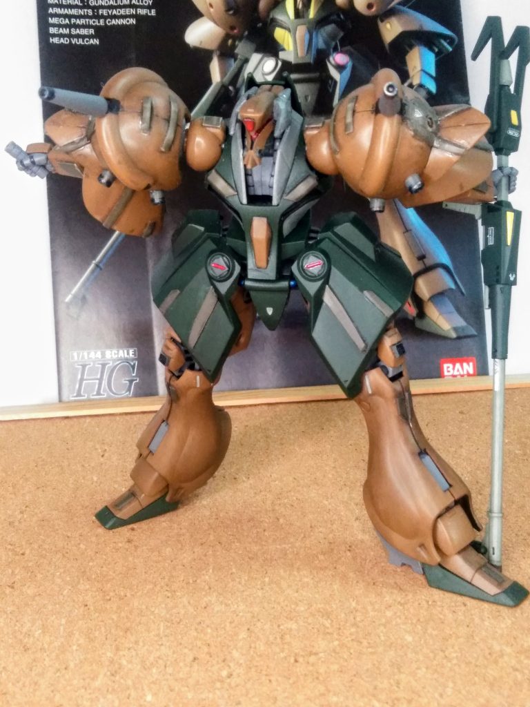 肩部の砲筒はメガ粒子砲です 😆基部がフレキシブルに可動するので、突撃時や格闘戦時の接射など 😚使い勝手が良い様で 👍 頭部中央には口径不明のバルカン砲も、あるらしい 😟 ハジメテシッタ💦でも、頭部を弄ちゃったから、確認出来ないですね 😅