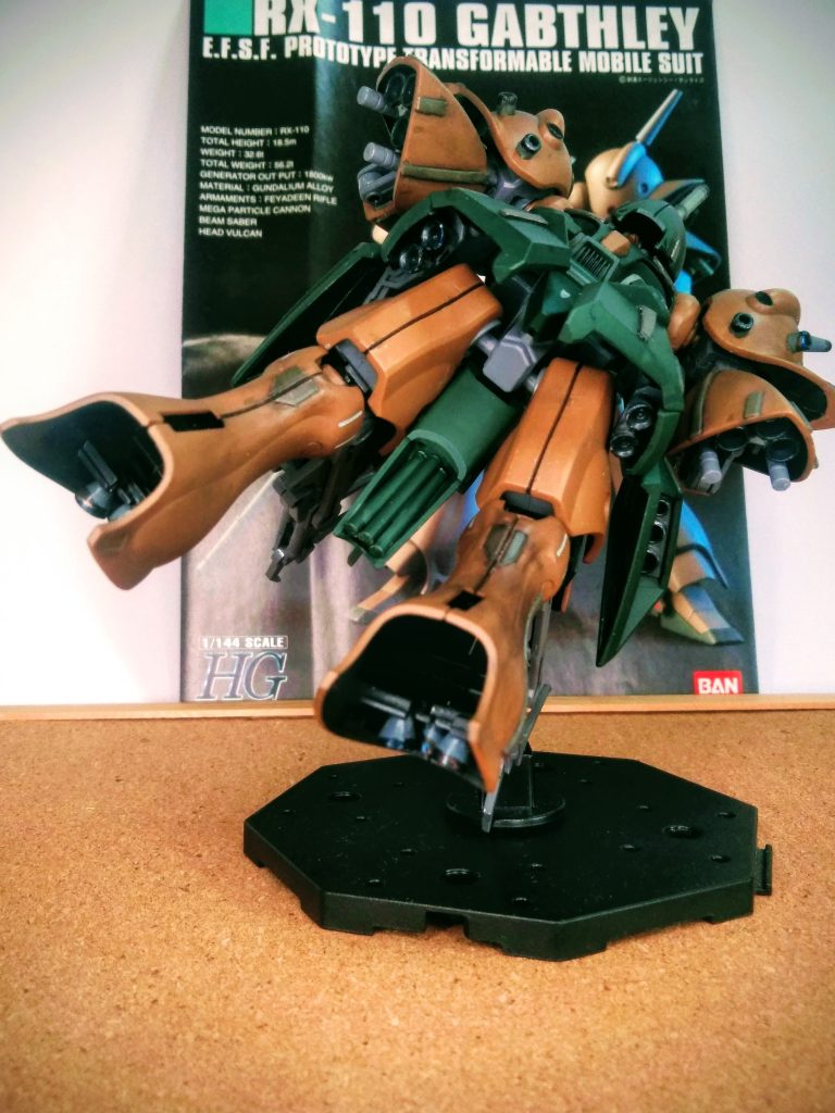 それでは、今回も宜しくお願い致します 😌『カラバ』に所属する『アズジャナ・イッス 少尉』と『 シュヤ・クカナ 中尉』が『ティターンズ 地上部隊』と激戦を繰り返している頃。『カミーユ・ビダン』は『ガンダム Mk-Ⅱ』と共に宇宙へ。無事『エゥーゴ』の『強襲巡洋艦 アーガマ』に帰投。原隊復帰を果たしていた。一方、宇宙での勢力拡大に躍起と成っている『ティターンズ』は、次々とモビルスーツを開発、生産。重要戦略拠点へ、戦力投入を続けている。その『ティターンズ兵員達』の中に新型可変モビルスーツ『RX-110 ガブスレイ 』を駆る『オ・ボゥン 中尉』も在籍している。 と、云うわけで妄想 ζ 傲慢の巨人ver, ζを、晒してイコうと思います 😤💨今回は『 RX-110 ガブスレイ 』&『オ・ボゥン 中尉』を、ご紹介 ✨😌✨