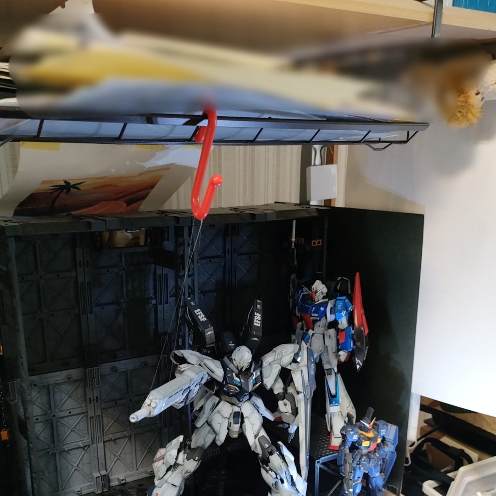 武器保持の種明かし! 釣り糸で釣りました笑 撮影ブースはパソコンデスクで天板の下にメッシュの物入れを吊り下げてます。そこにS字フックと釣糸を設置。