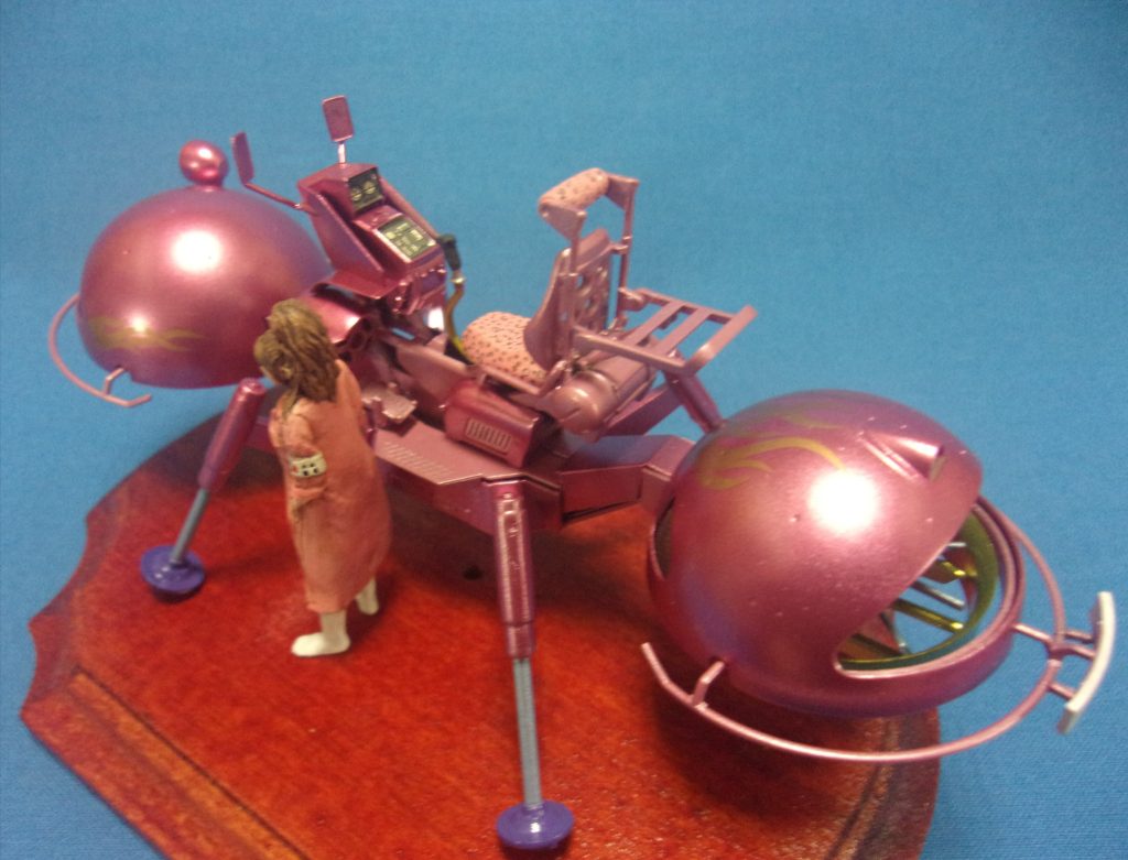 クッション部分はピンクの豹柄。