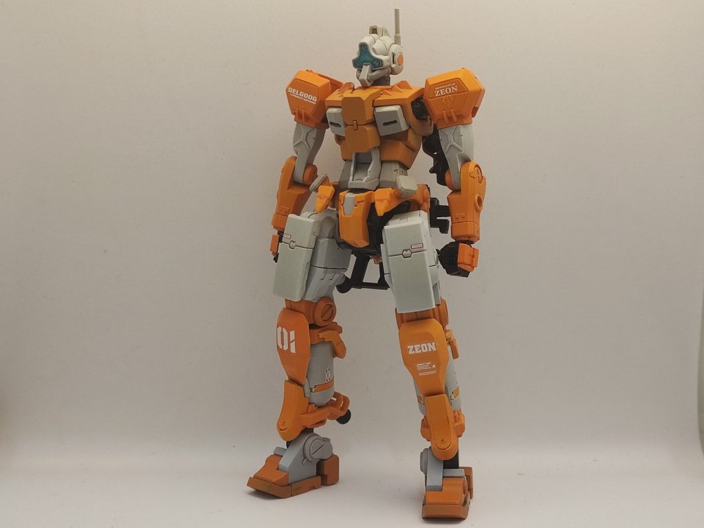 キット状態だとがっしりしすぎている印象だったので、シールドや装甲を減らしてジムっぽい細身のシルエットを目指しました。胸のダクトと太腿のラインを記号として工作しています