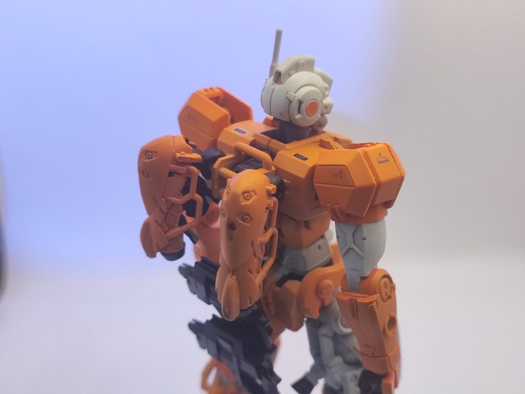 ナスカのマンダリンオレンジ、スチールホワイトガイアさんのアルティメットブラックで武器関節部などステンレスシルバー+蛍光ブルーグリーンでバーニア類を塗装しましたスミ入れは、タミヤのピンクブラウンを全体に入れています