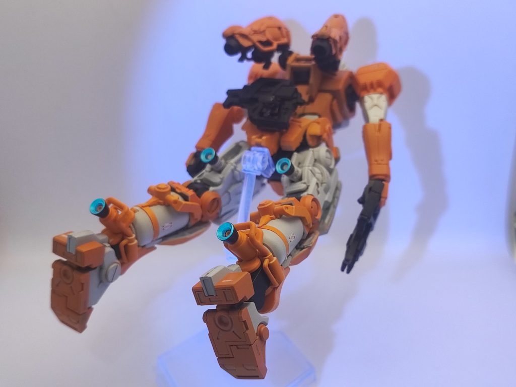 背面は加工していないので、カカトや脚部タンクのデカールがポイント