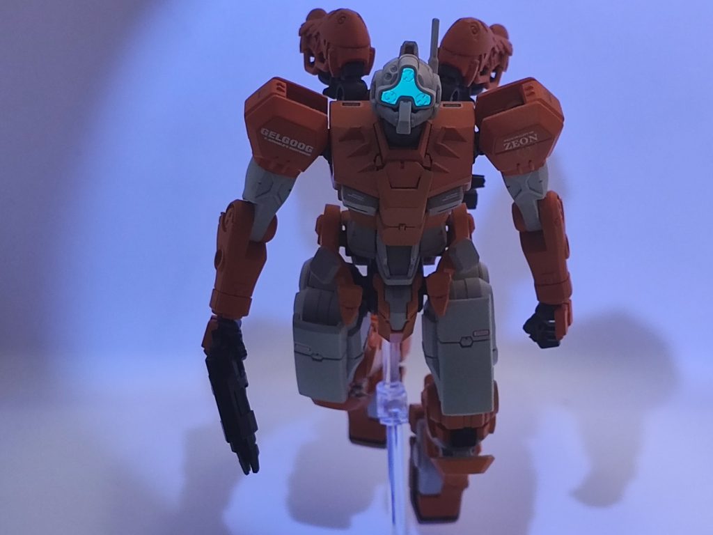 バイザーと脚部バーニアを蛍光色で塗装デカールはガンダムデカールのジオン汎用のものとモデラ―のかいんさんのものを使用しています