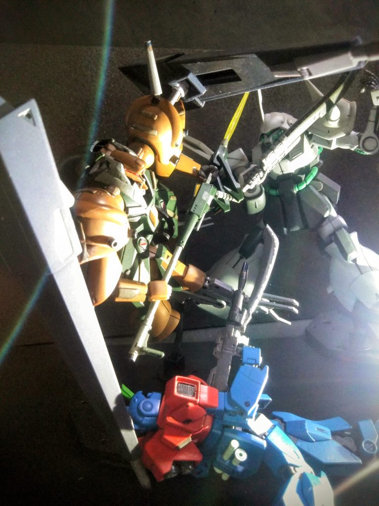 こんな感じでグタグダ!だらっト!!実行です😤💨💨 劇内初登場時には『カミーユくん』に対して、遂に雪辱を果たす事のできた?『ジェリドさん』この展開には「UP主」はとてもHARA HARAさせらました(近藤先生版の漫画は、もっと危機的状況だったけど)┐(´∀`)┌ コノ子の変形方法もサッパリ理解出来ず💦キットを組んだ際に十数年間の謎が解けました(* ´ ▽ ` *)ノ そして驚愕なのが「「「可変までスル」」」のに、デザインの再現性と可動域が素晴らしい事 🈵😆(勿論、UP主基準)( ´∀` )b マア、こんな感じで‼️『ガブスレイ』は傑作キット💕ヾ(●´ω`●)💘 この事実が、ハッキリ示されましたネ゚+.゚(´▽`人)゚+.゚