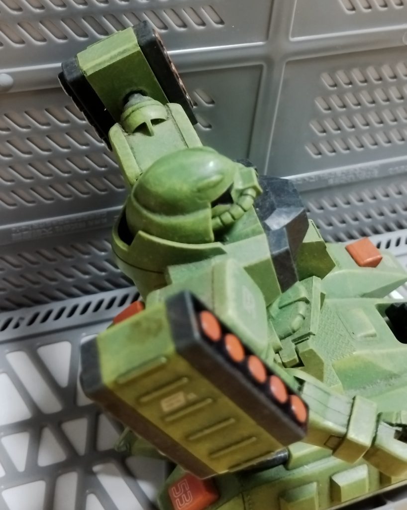 大して変わっては見えないのですが、ヘルメット後部はパテの盛って削ってをかなり繰り返して自分の思うベストラインを作っています