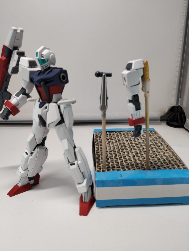 そのままだとストライクのボディにAGE-2の腕は付かないのでガンダムベース限定オプションパーツセット01の軸の長いボールジョイントを使いました、昔のキャンペーンの武器セットに付いていたジョイントパーツ普通に売ってくれないかなと思う、では以上です。