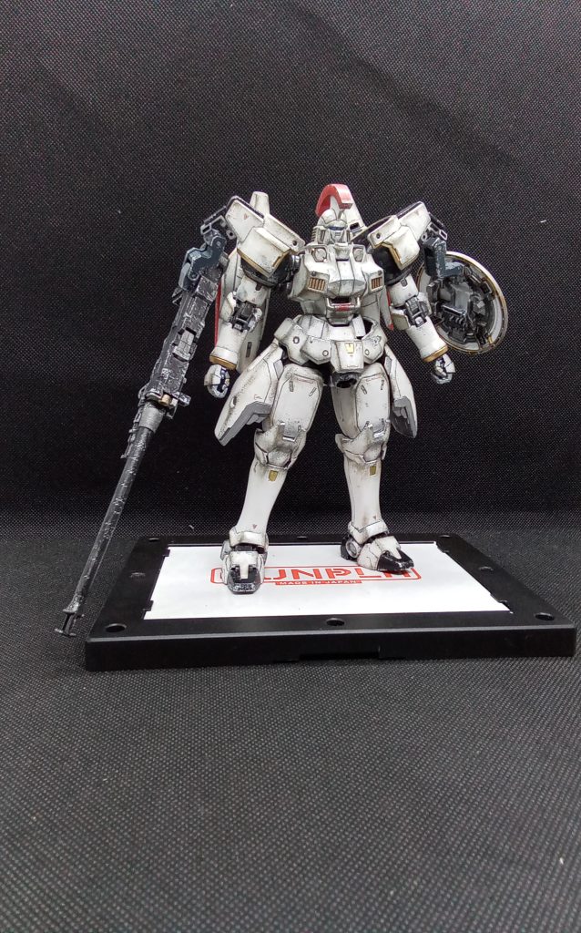 一部破損と(たぶん)塗装の失敗していたのが安さの理由(と思われます) 破損部分(パーツ欠け+ヒビ)は修正 塗装はヤスリで剥がしてリペイント