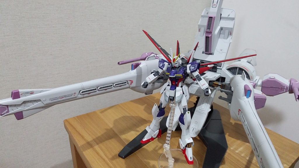 「ルナマリア　これを使え！」設定どおり変形し、ガンダムを迎えます。