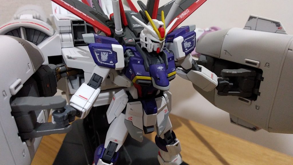 グリップは拳とカチッとハメるタイプではないので、ポージングにストレスを感じません。こういうあたりがバンダイの技術力ですね。