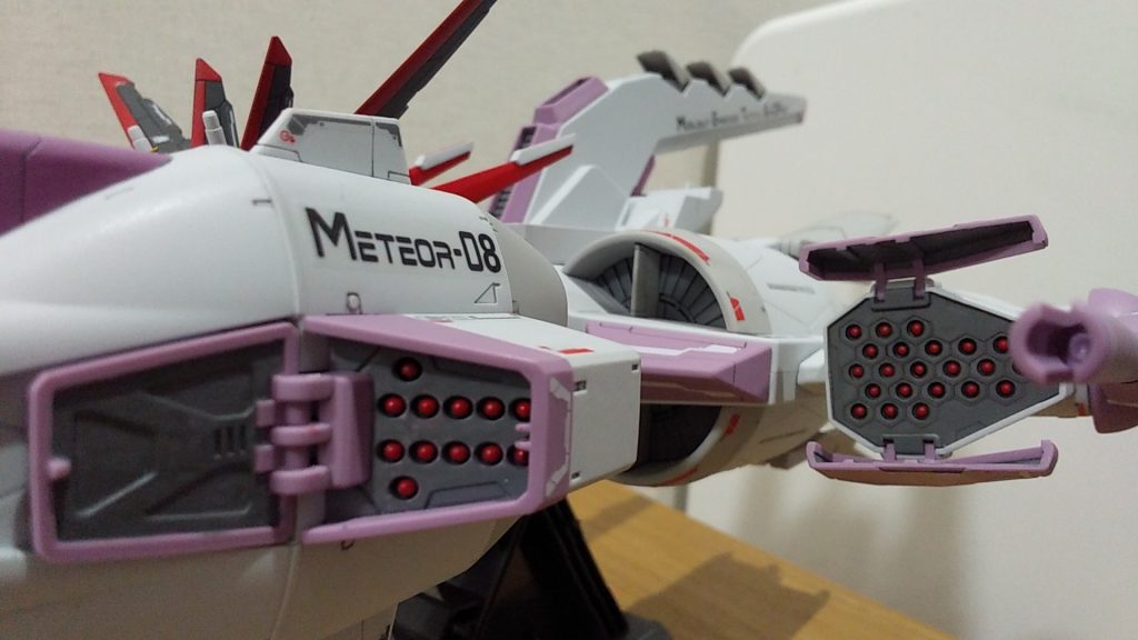 塗分けが必要ですが各種ミサイルも再現。