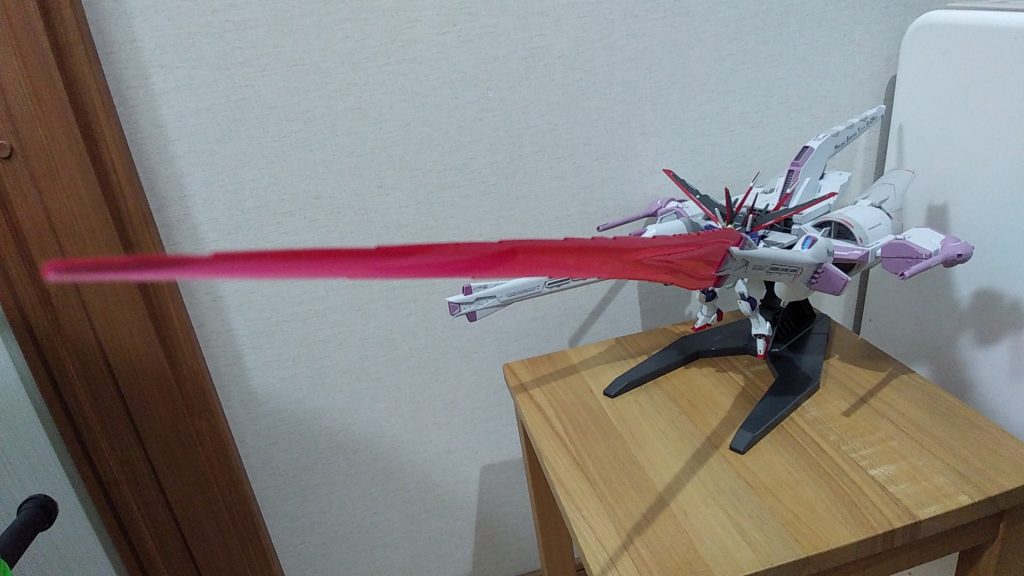 驚いたのはこのビームサーベルの長さ。。。