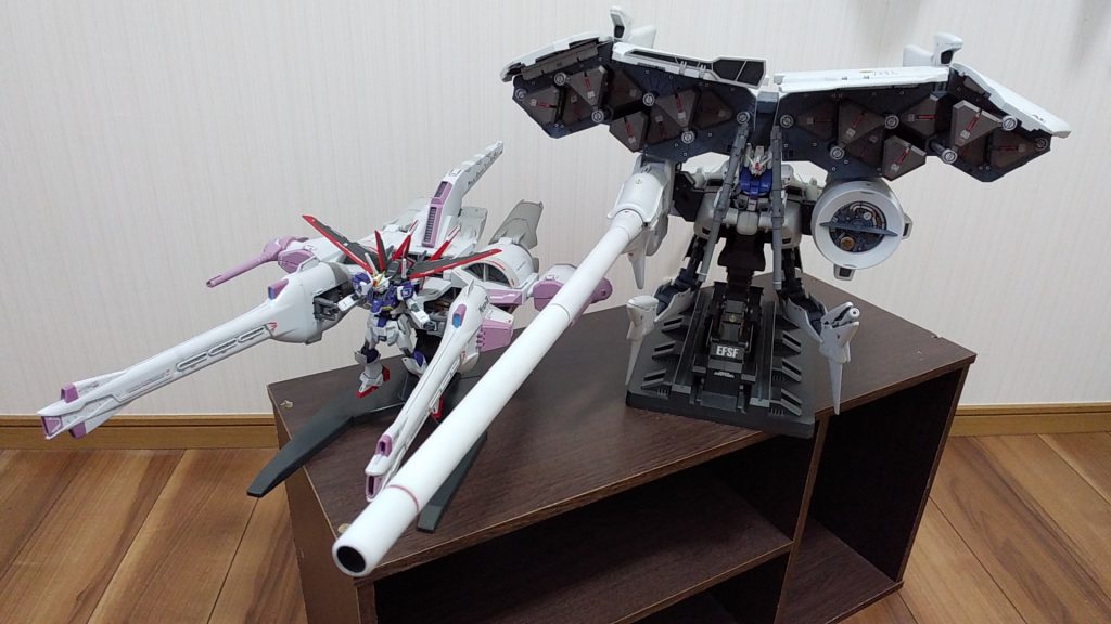 おまけのツーショット。圧巻ですが、展示はひとまず屋根裏で。