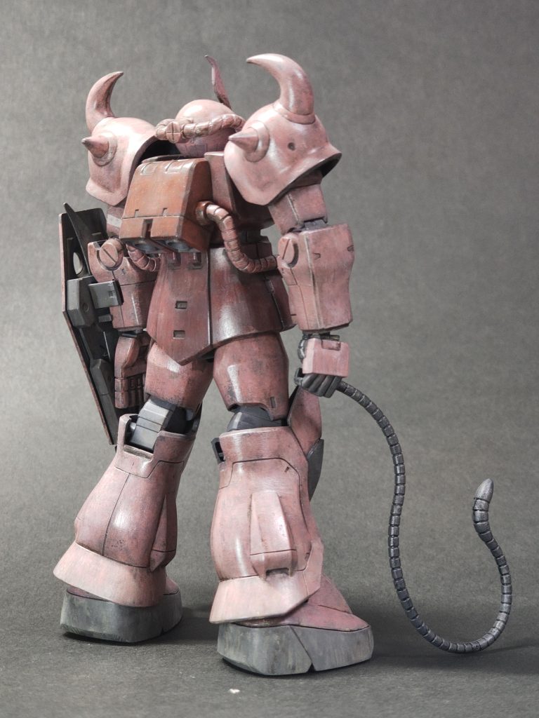 一応、GQuuuuuux版ということで、ピンクだけ水性ホビーカラーの「赤いガダムピンク」にしてみました。それ以外は、掲載済みhttps://gumpla.jp/hg/2467960 オリジン版シャアザクと同じです。赤いガンダムピンクはシャア専用機ピンクとくらべて赤みが強かったです。照明の下で写真に撮ると、そんなに違和感はないですね。あとは、腕の線だけ描いて、デカール3枚だけ貼ってます。