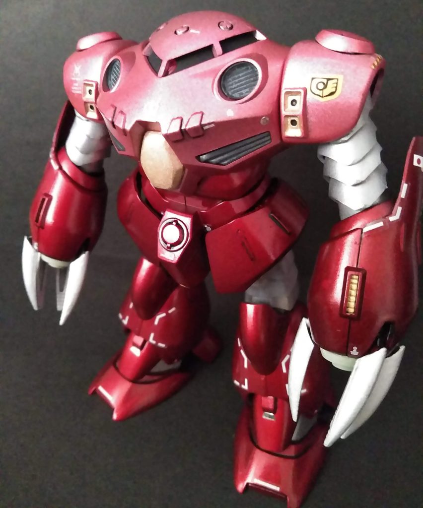 追加工作は膝の合わせ目を消し、RGズゴックのマークを貼りつけ。 