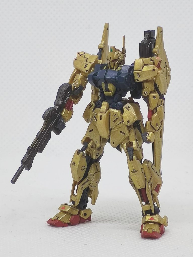 ゴールドとダークブルーはエアブラシで、その他塗り分けは筆塗りです。その後、デカール貼り、スミ入れ、最後に半光沢クリヤーでオーバーコートして完成です。