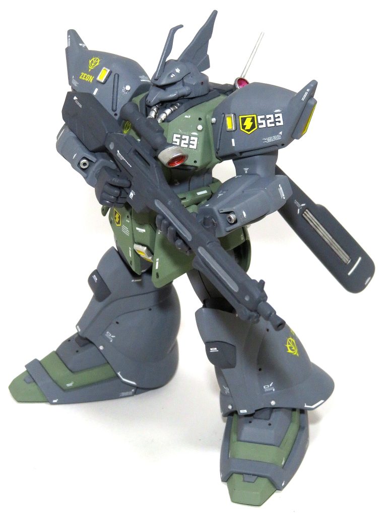 かなり古いキットなので稼働範囲が狭くてポージングが厳しいのと、塗装剥げが怖いのでポージングがだいぶ控えめになってしまいましたが、立たせてるだけでも十分カッコいいですね…。