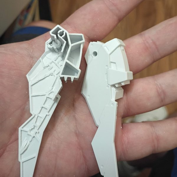 GUNSTAさん、こんにちは。最近メテオホッパーを購入したのですが、バインダーとシールドは別の作品に使いました。このパーツはデュナメスのGNフルシールドに似ていると思ったので、内側のプラスチックを全部取り外しました。あとは、どのキットに使うか決めて、どうやって取り付けるかを考えるだけです。空洞になっている部分はプラ板で塞ぐ予定です。