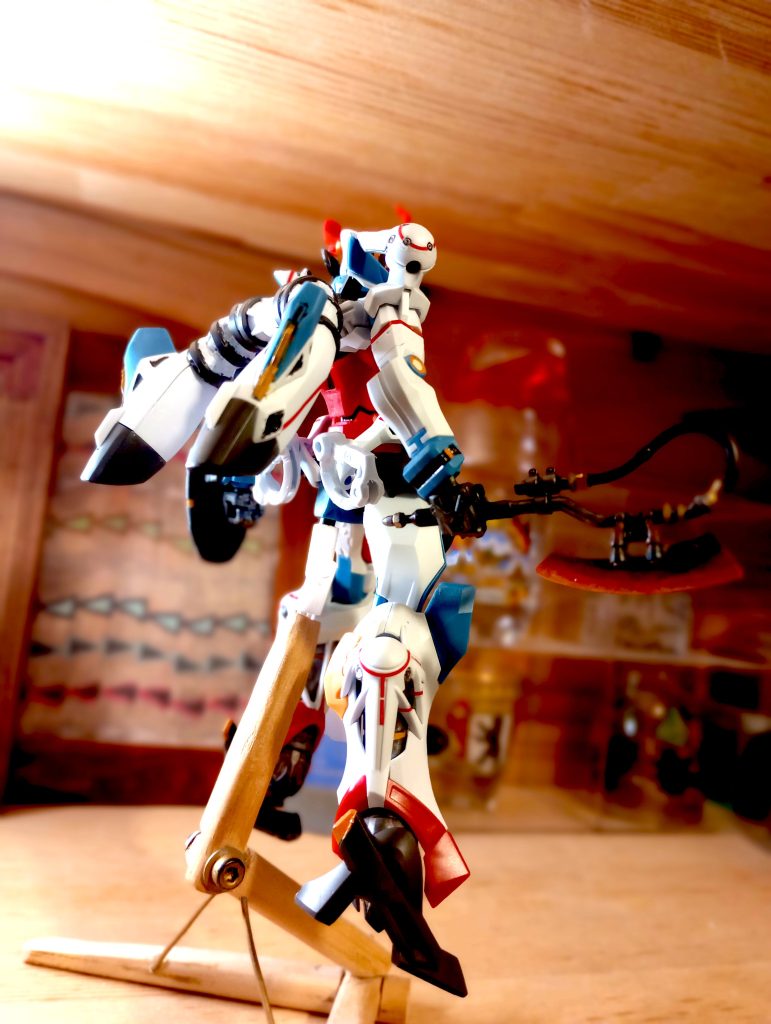 リバイブ以降の技術の進歩に感動したので感想を書いていくまずは成形色が進歩して(ガラス入り?)半光沢仕上げになっているのに驚き、模型のフィラー系整形品は流動跡とかウエルドみたいなのがあるのが普通のイメージあるけど、超絶分散していてスゴイと思った。