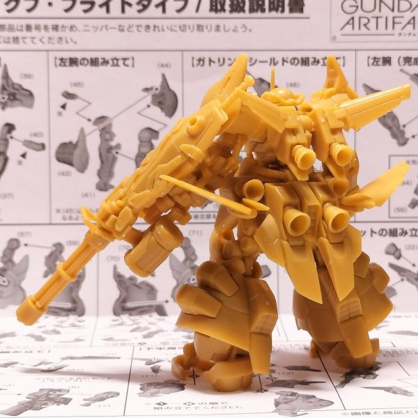 GUNSTA食玩部アーティファクト課でお世話になっている皆さんには笑われると思いますが、アーティファクトph3のグフフを今更ですが初めて素組みしました。いやあ500円の食玩にこのパーツの多さと設計構造、商品開発陣の狂気を感じます。仮組みだけでもグフフはキュベレイ以上にめんどくさいですね。組み上がったときの造形はため息の出るかっこよさ。今回はパーツ取りのために一つ組み立ててみたのですが、3体作るのやだなあ(笑)。ひとつ仮組みして、もうまんぷくです。でも3体セットの野望があるので、他の簡単な作品を作って適度にモチベーションがチャージできたら、チャレンジしてみます。その日は来るのだろうか…。つづく( ？)（1枚目）