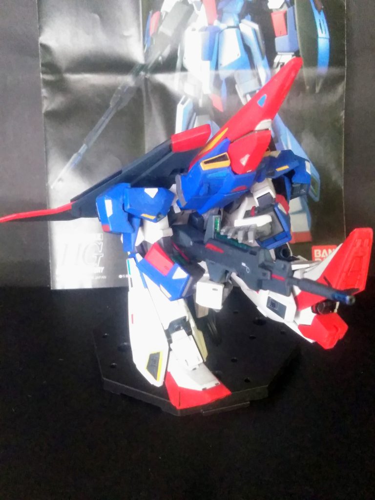 『ゼータガンダムのお顔』って、凄く冒険しているデザインだと思います 🤔💭『ファーストガンダム放映終了』から５年しか経ってイナイのに、全くデザインラインが違う😣💦💦でも｢UP主｣は、この『ゼータ顔』と、云われるイケメンフェイスが、大好きですがね🍀😌🍀