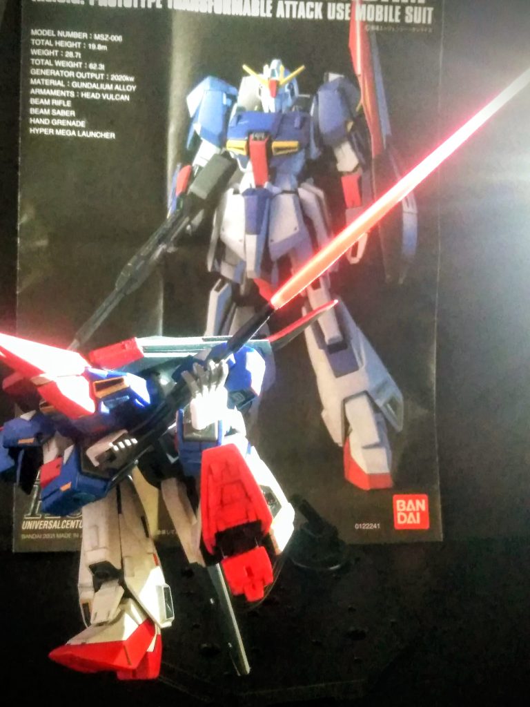 ハイ！🙋‍♂️通例の｢｢｢サーベル抜刀‼️｣｣｣をイッテみます 😤💨当然、手持ちのビームサーベルも在りますが、このキットのモノは＂ハンドパーツ(右)＂と、一体成型だったりします 😩ﾂｶｲﾂﾞﾗｲ⤵️なので、ビームライフルから発振させておきますね 😁