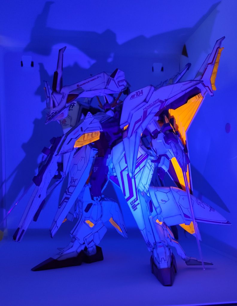 ブラックライトを照てる事でミノフスキー・クラフトシステムを再現しました。