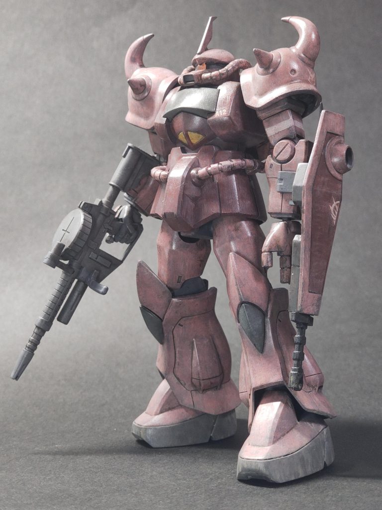 リバイブ前のグフなのでマシンガン装備。このマシンガンのいい所は、円形のマガジンの裏蓋があって肉抜きされていないこと。