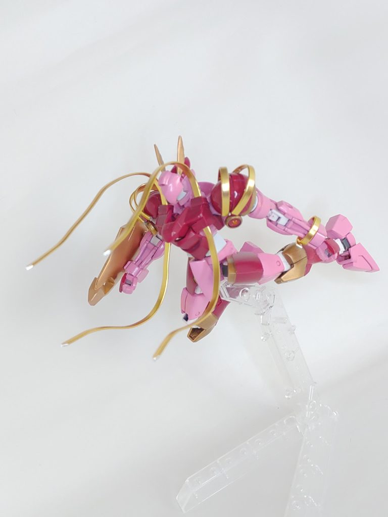 そして鎧から伸びる４本の帯刃で相手を切り刻むスパイラルマスカレード！この帯刃は今回こだわった個所で自在に形を変えられる平型のアルミ線を使いました。通常時と必殺技用で長さが変わるので差し替えで再現してます。