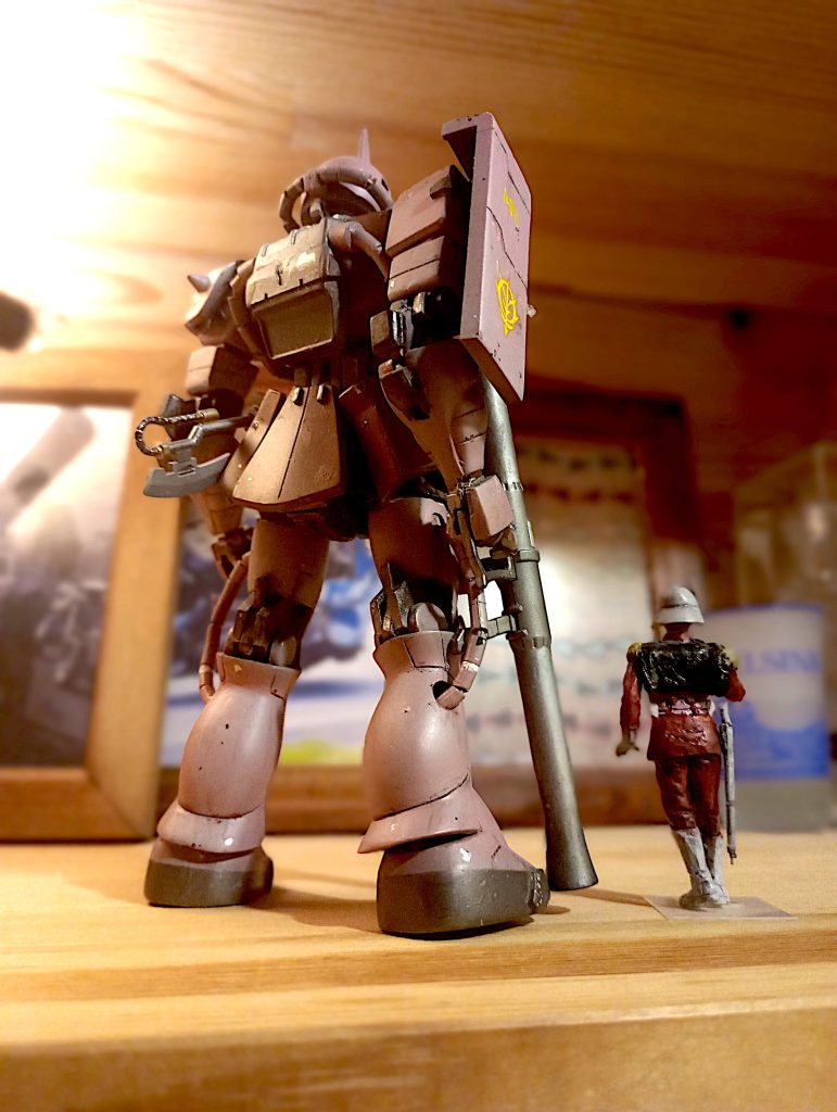 前回投稿した”朽ちたザク”と同じキットで制作、手とバズーカはHGUC